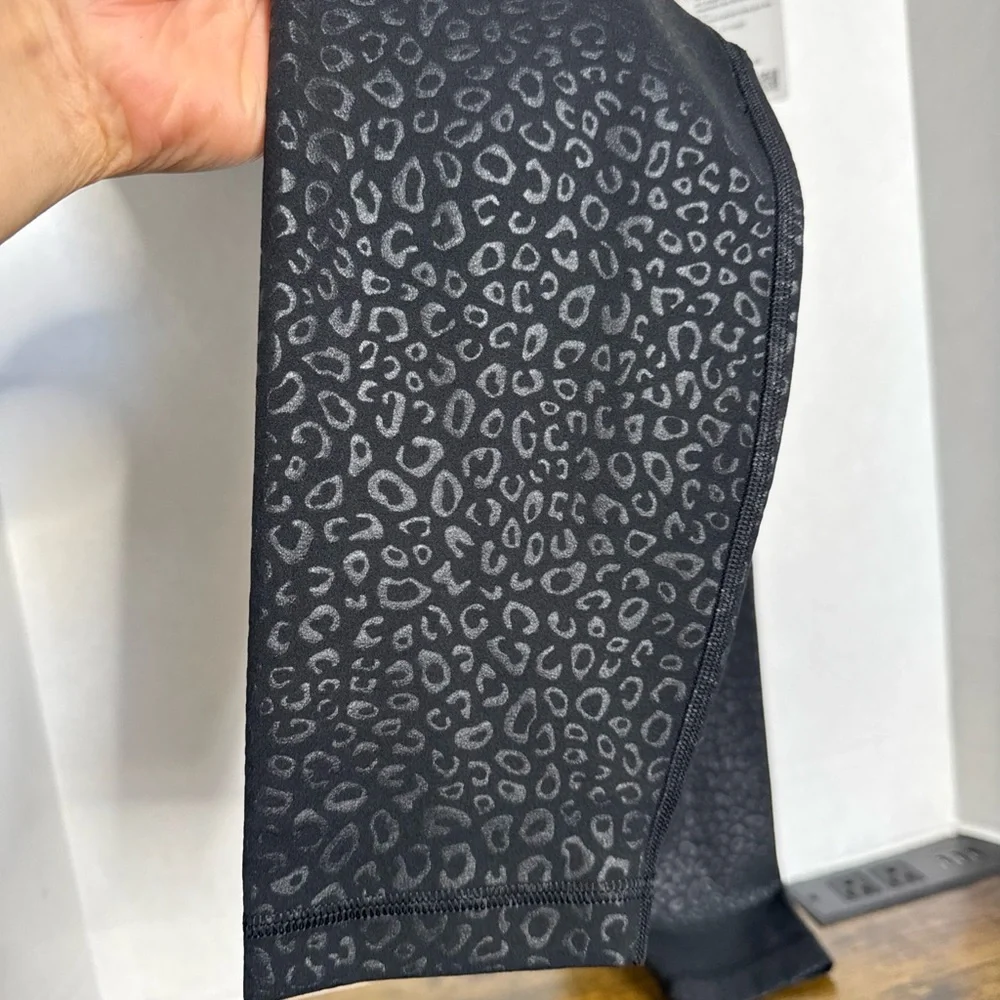 Lululemon Leggings Align HR Pant 25" Size 8 Black Embossed Leopard Pattern New - Picture 3 of 6